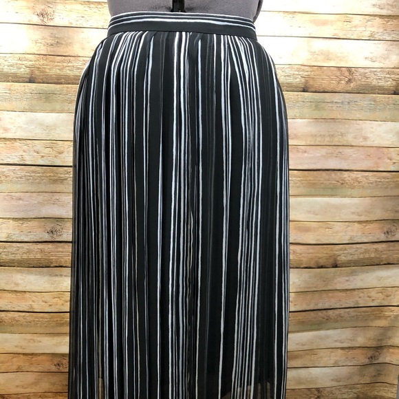 Banana Republic Black White Pleated Skirt Sz 4 NWT - Picture 2 of 7